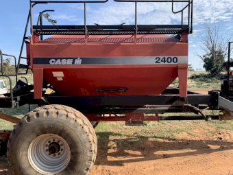 Case 4900 Field Cultivator  Bar with 2400 Air Cart