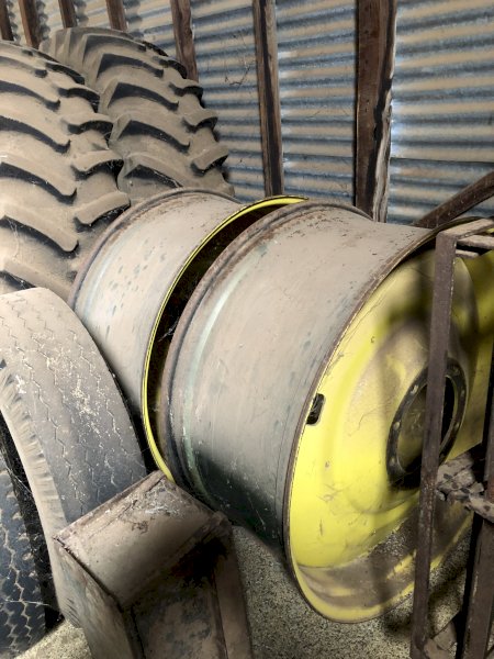 2 x John Deere 8000 Series Duals Rims & Tyres
