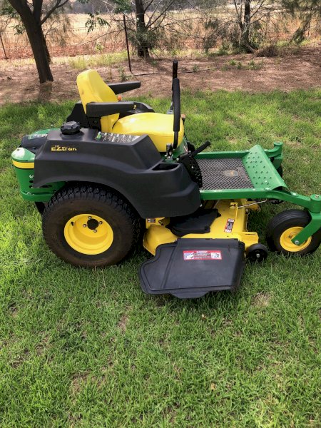 John Deere Z445 Zero Turn Mower