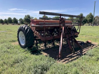 International 511 direct drill combine
