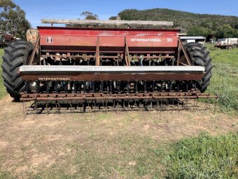 International 511 direct drill combine