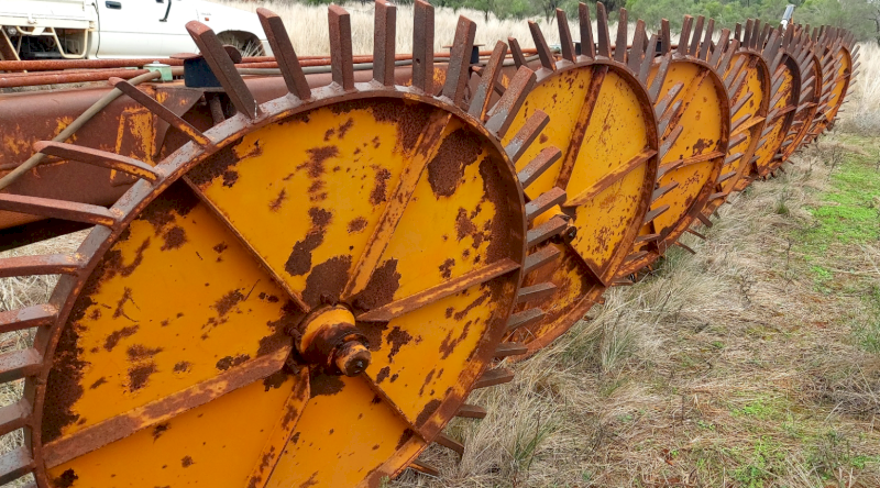 Pederick 8 wheel Stick Rake