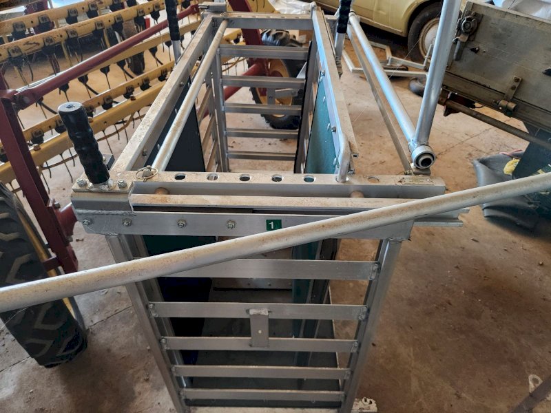 2020 Prattley 3-Way Manual Crate, Tru-Test Datamars ID 5000 Indicator & MP600 Loadbars