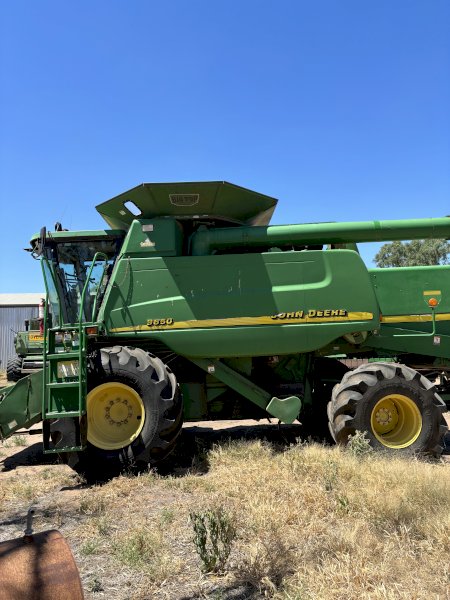 2000 John Deere 9650  Header with 930 D Front +3 axle leaf trailer