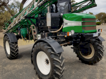 2005 Goldacres 4400 SP Boom Spray
