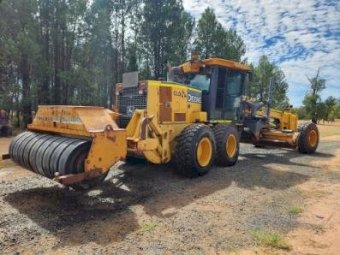 John Deere 670 D Grader with rippers and roller