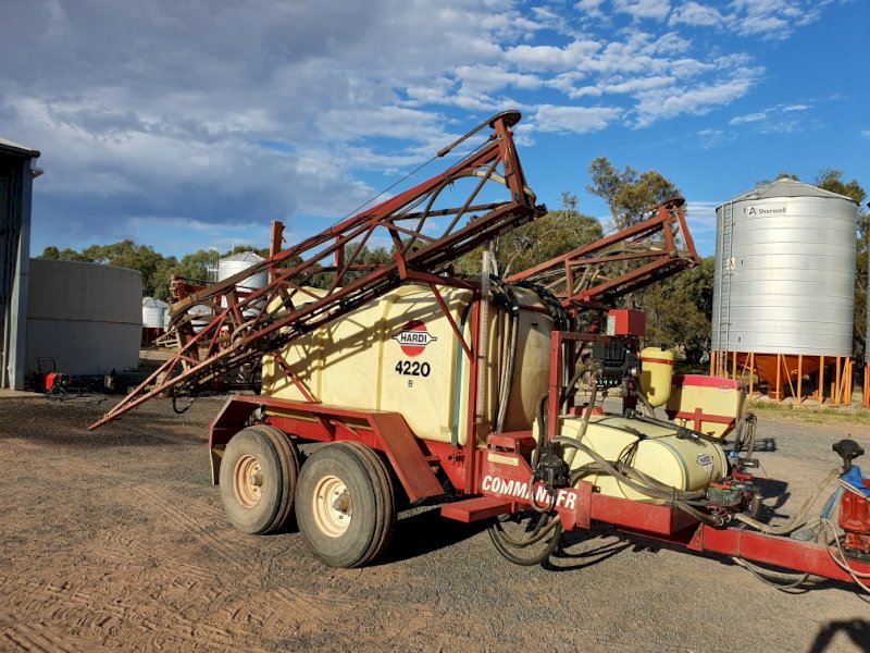 2000 Hardie Commander 4220