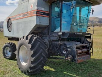 1992 Gleaner R62 with 30ft Front