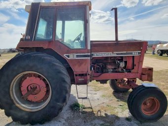 International 886 Tractor
