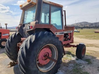 International 886 Tractor