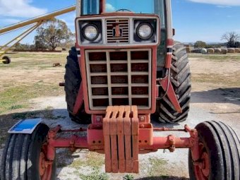 International 886 Tractor