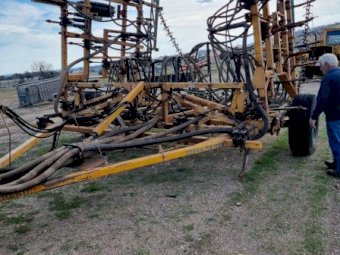 International 5700 Air Seeder with John Deere 33ft TerraMaster