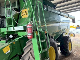 2021 John Deere S780 Header   2017 Macdon fd75 Draper and trailer