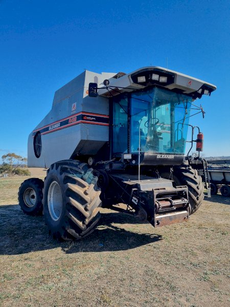 1992 Gleaner R62 with 30ft Front
