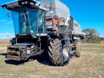 1992 Gleaner R62 with 30ft Front