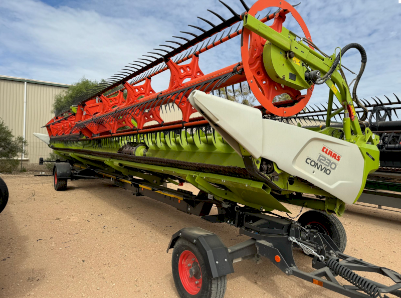 Claas Convio Flex 1230 Front With Trailer