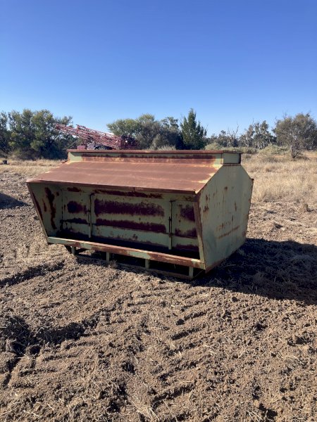 1 tonne train feeder