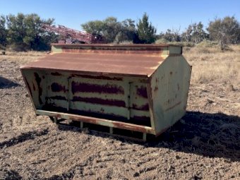 1 tonne train feeder