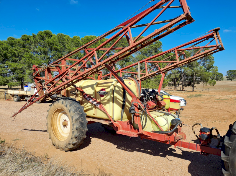 HARDI 4228 COMMANDER TRAILING