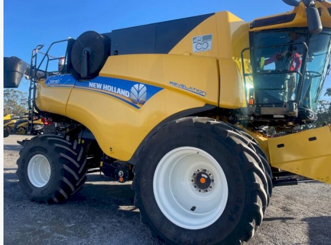 2020 New Holland CR8.90 & FD75 MacDon 45ft Flex Draper on Trailer