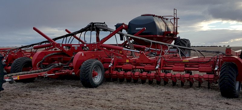 2015 Horsch Sprinter 12NT Airseeder and 12,000 Aircart