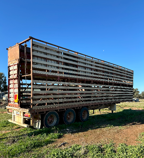 1990 Barker Tri Axle Trailer with Dickinson 4x2 Stock Crate
