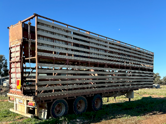 1990 Barker Tri Axle Trailer with Dickinson 4x2 Stock Crate