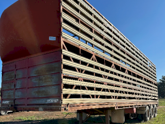 1990 Barker Tri Axle Trailer with Dickinson 4x2 Stock Crate