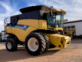 2014 NEW HOLLAND CR9090 Combine & 40' MacDon FD75