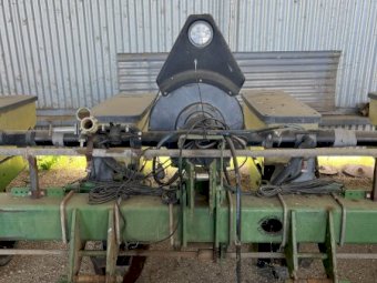 John Deere MAXEMERGE PLUS 6 ROW PLANTER