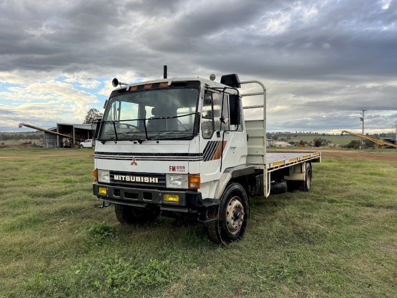 1988 MITSUBISHI FM555 Tray Truck