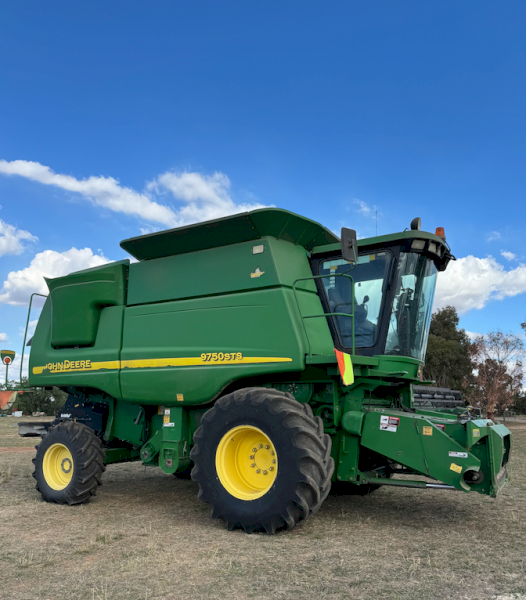John Deere 9750 Header with Redekop Chopper & Fronts