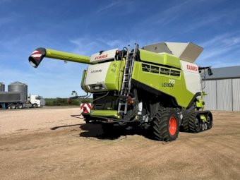 2017 CLAAS LEXION 770TT & MacDon FD75 40' with trailer