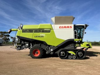 2017 CLAAS LEXION 770TT & MacDon FD75 40' with trailer