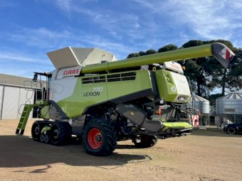 2017 CLAAS LEXION 770TT & MacDon FD75 40' with trailer