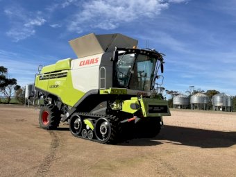 2017 CLAAS LEXION 770TT & MacDon FD75 40' with trailer