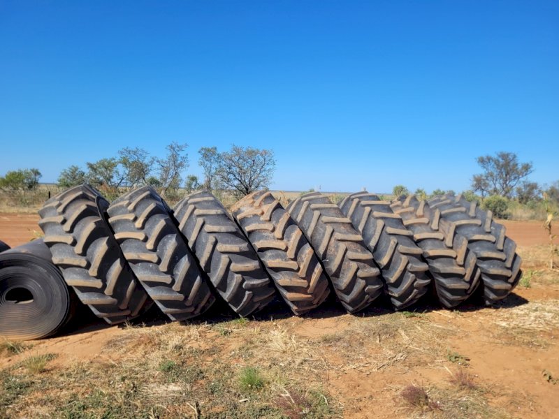 8 x 650/75-38 Tyres on Steiger Rims