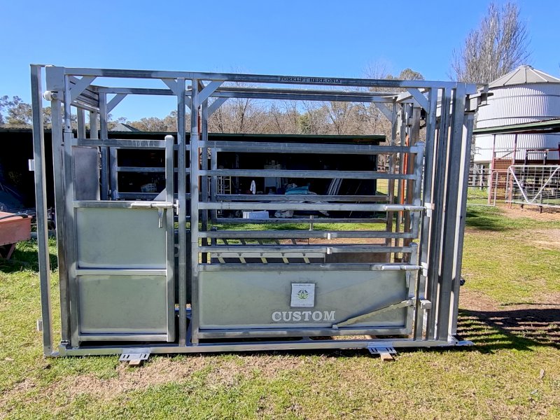 RPM CUSTOM CATTLE CRUSH WITH MUGGER STYLE HEADLOCK