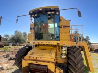 1994 New Holland TR 97 Header with 36 foot Honey Bee draper front Bat Reel