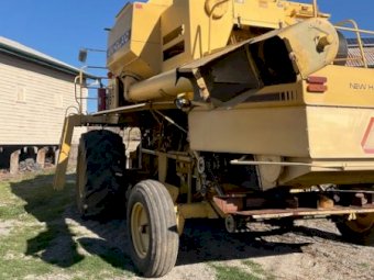 1994 New Holland TR 97 Header with 36 foot Honey Bee draper front Bat Reel