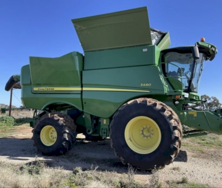 2017 John Deere S680 with MacDon FD75-D 45' Front