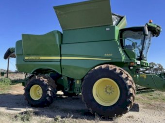 2017 John Deere S680 with MacDon FD75-D 45' Front