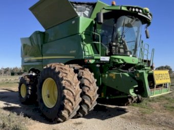 2017 John Deere S680 with MacDon FD75-D 45' Front