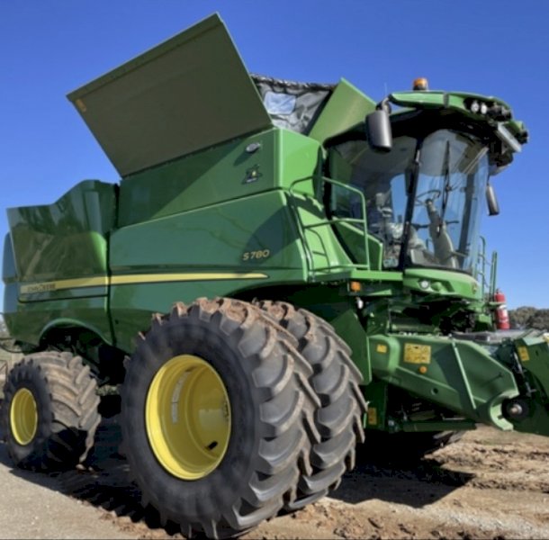 2022 John Deere S780 with JD740D Front on Leith Trailer