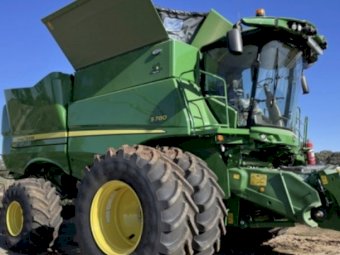 2022 John Deere S780 with JD740D Front on Leith Trailer