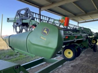 2022 John Deere S780 with JD740D Front on Leith Trailer