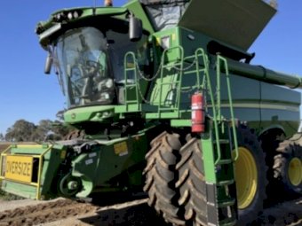 2022 John Deere S780 with JD740D Front on Leith Trailer
