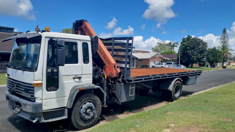 Volvo  FL 6 Tipper tray truck with Crane