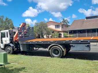 Volvo  FL 6 Tipper tray truck with Crane