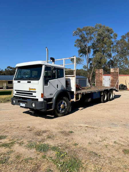 1996 Acco 2350 G beavertail tray with hyd ramps